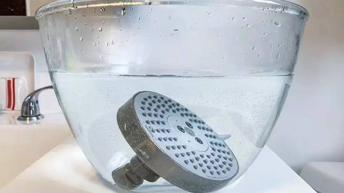 Duş başlığındaki kireci 5 dakikada söküp atıyor: Ayna gibi duş başlığınız olacak 2